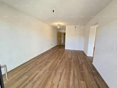 Obývací pokoj; dřevěná podlaha, po rekonstrukci, přirozené světlo