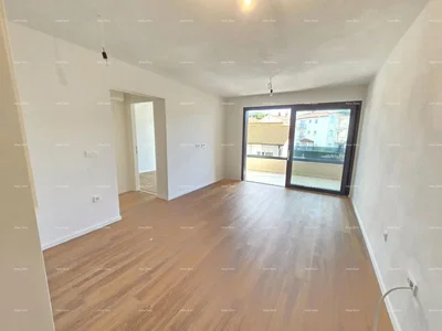 Obývací pokoj; výhled, dřevěná podlaha, přirozené světlo