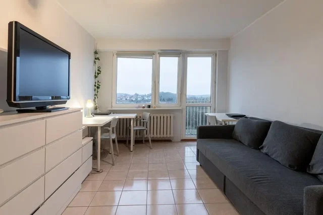 Soggiorno; pavimento in piastrelle, vista, luce naturale