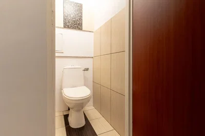 Toilette; fliesenboden