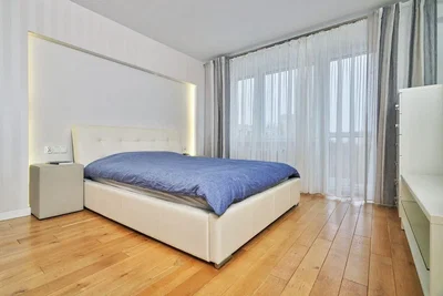 Camera da letto; pavimento in legno, luce naturale