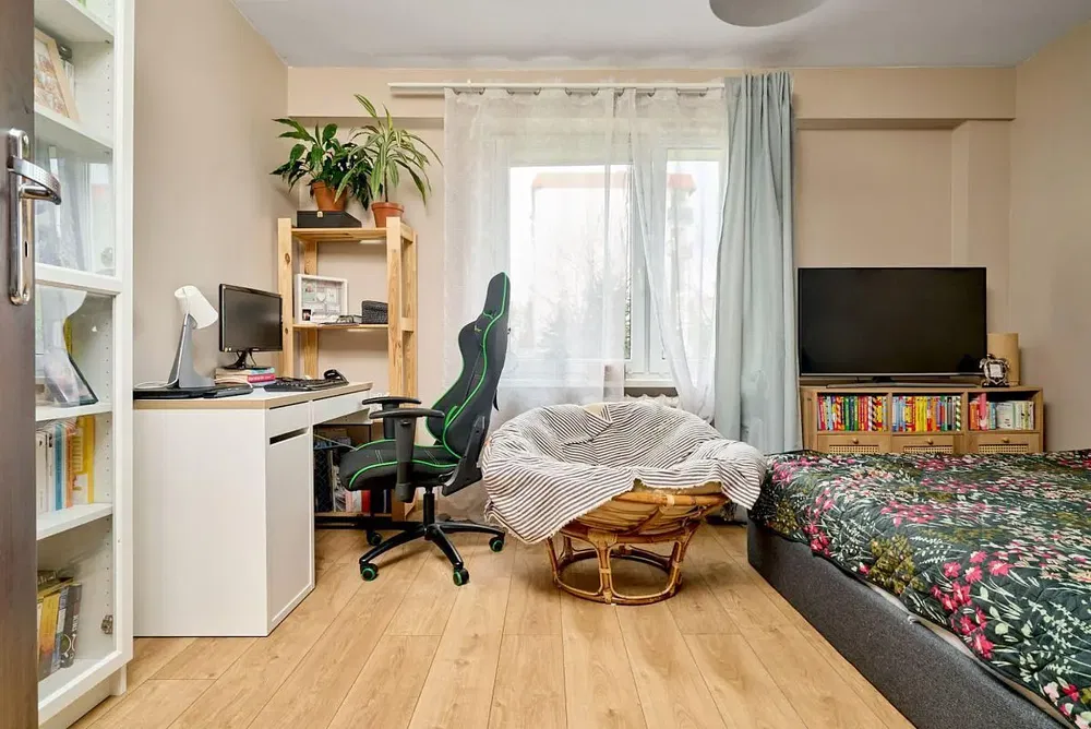 Yatak odası; doğal ışık, ahşap zemin