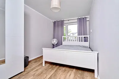 Yatak odası; ahşap zemin, doğal ışık