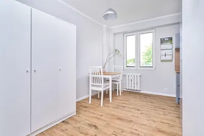 Mutfak; ahşap zemin, doğal ışık