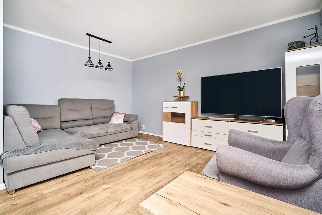 Oturma odası; ahşap zemin, doğal ışık, modern stil