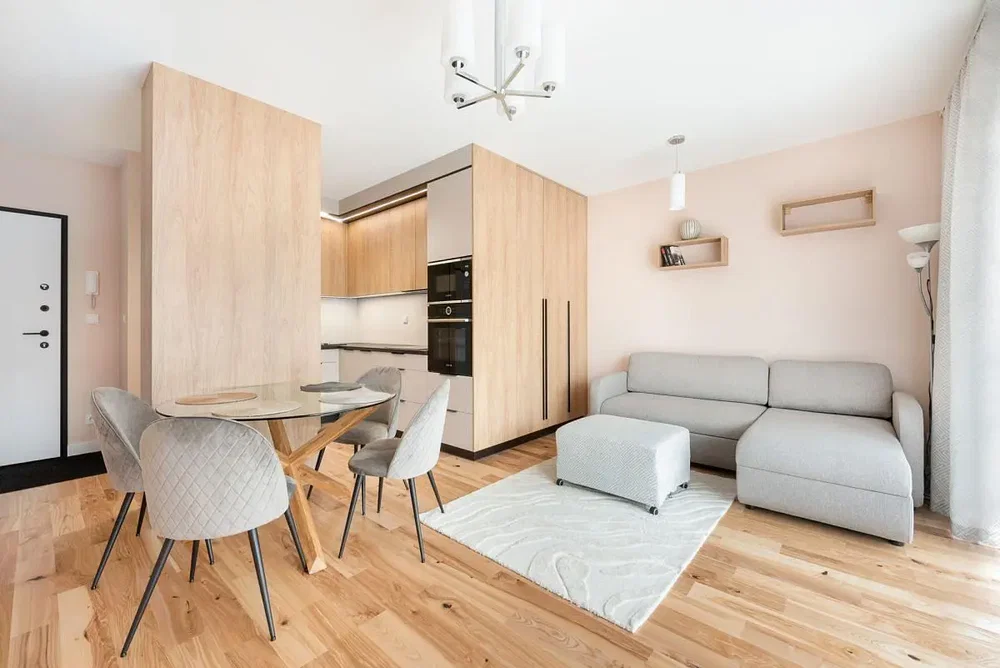 Oturma odası; ahşap zemin, modern stil, doğal ışık