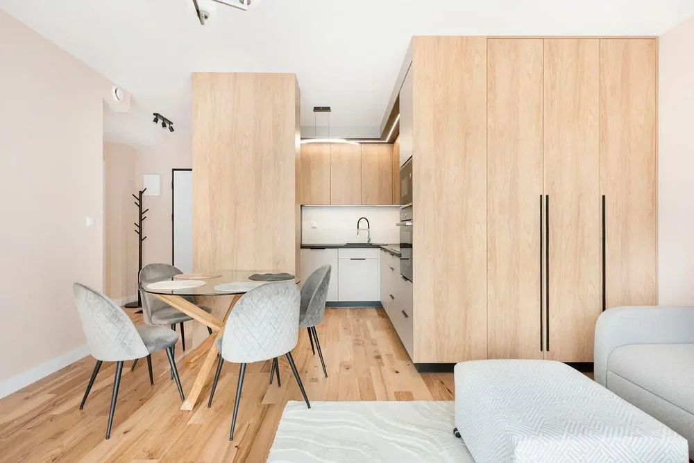 Oturma odası; ahşap zemin, modern stil, doğal ışık, mutfak aletleri