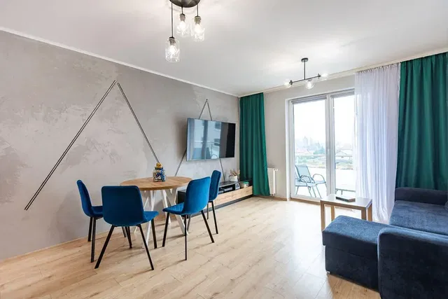 Woonkamer; natuurlijk licht, houten vloer, moderne stijl