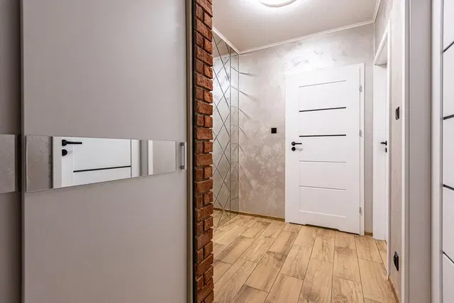 Garderobe; houten vloer, gerenoveerd