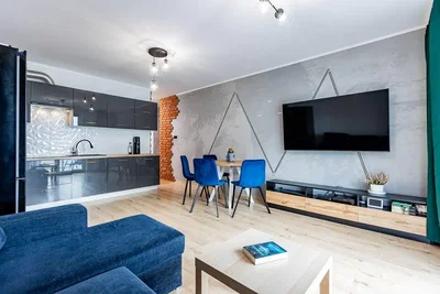 Oturma odası; mutfak aletleri, doğal ışık, modern stil, ahşap zemin