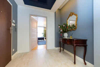 غرفة خلع الملابس; أرضية من البلاط, ضوء طبيعي