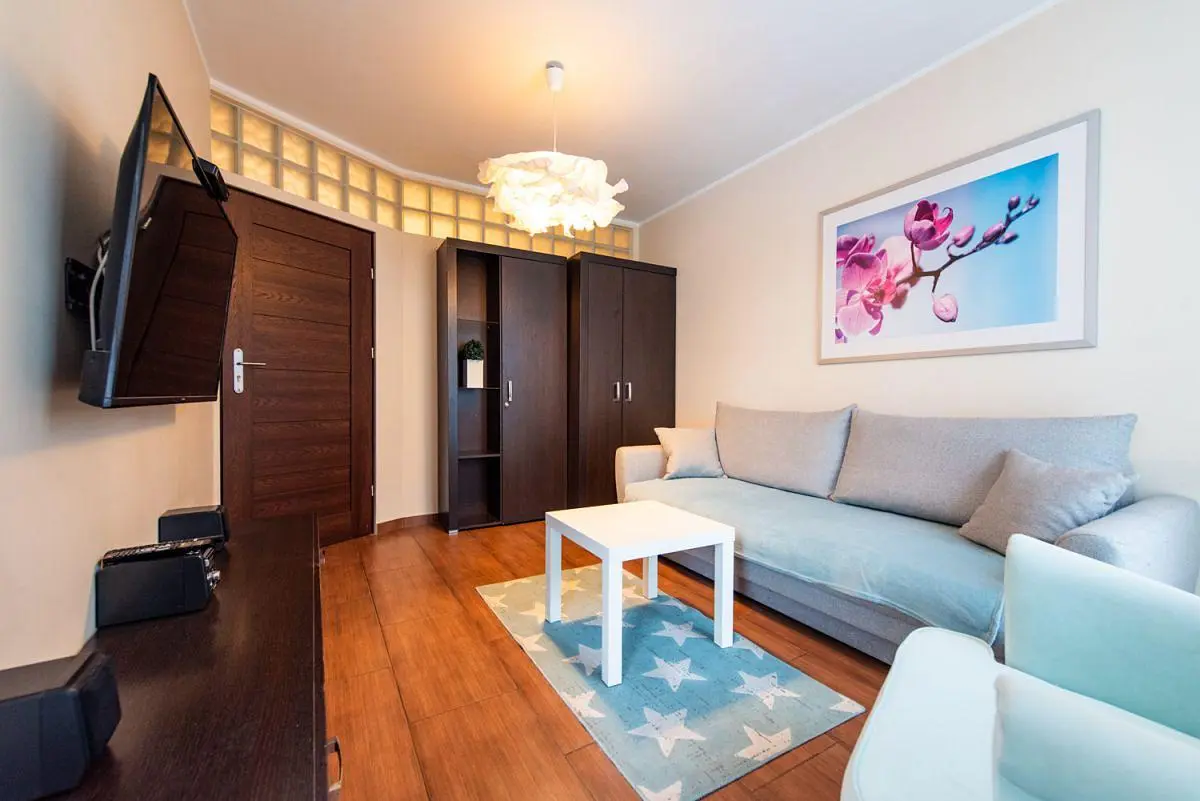 Salon; style moderne, parquet, lumière naturelle