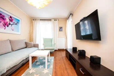 Salon; parquet, lumière naturelle, style moderne