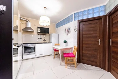 Cuisine; électroménager, carrelage, lumière naturelle, style moderne