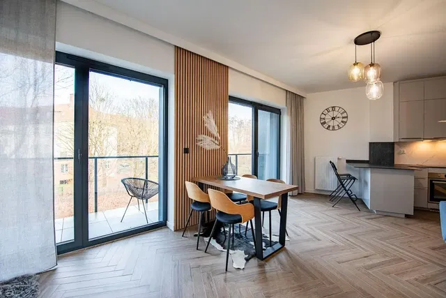 Cucina; vista, pavimento in legno, luce naturale, stile moderno