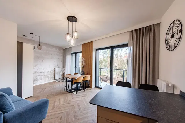 Soggiorno; pavimento in legno, luce naturale, stile moderno