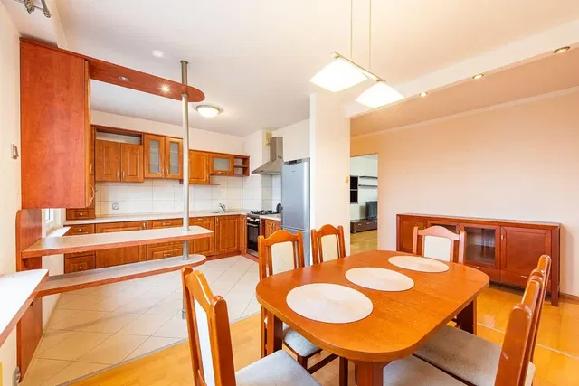 Cucina; pavimento in piastrelle, pavimento in legno, luce naturale