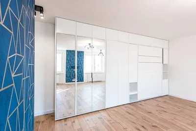 غرفة نوم; أرضية خشبية, ضوء طبيعي, أسلوب عصري