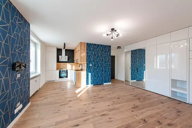 Woonkamer; houten vloer, natuurlijk licht, moderne stijl