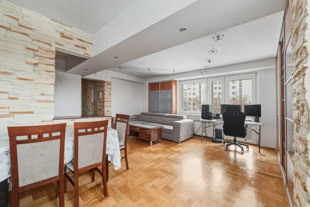 Obývačka; drevená podlaha, prirodzené svetlo