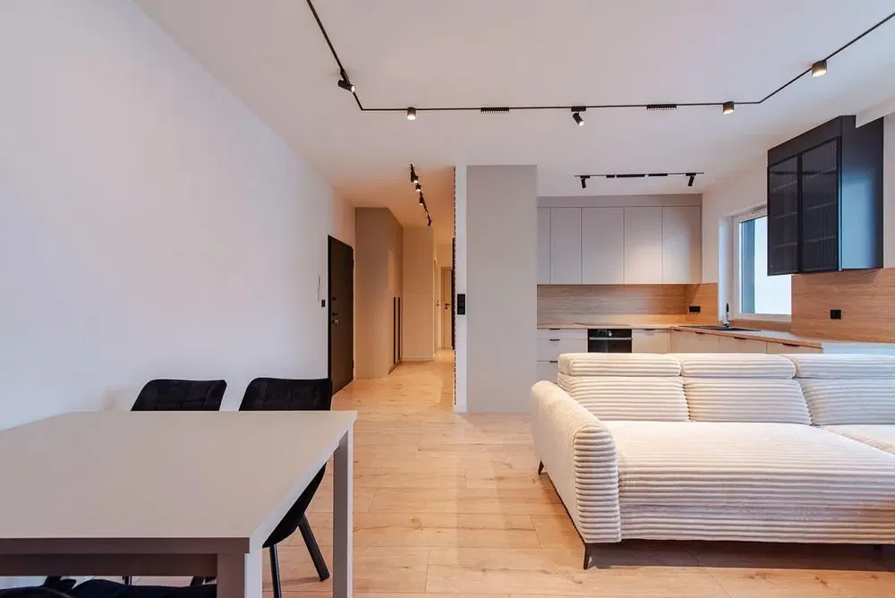 Oturma odası; doğal ışık, modern stil, fayans zemin