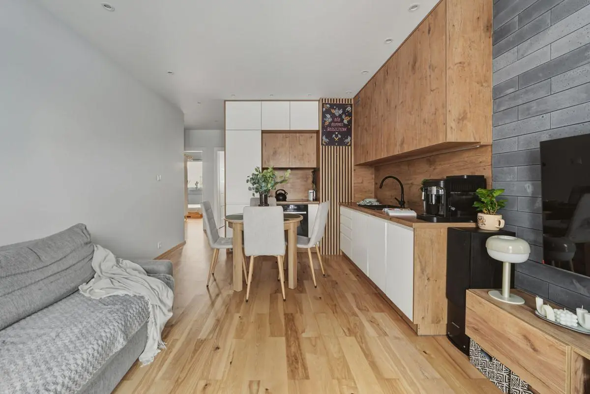 Salon; parquet, lumière naturelle, style moderne