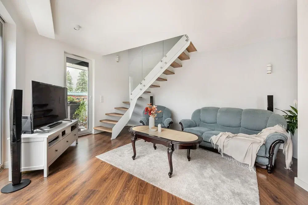 Oturma odası; manzara, ahşap zemin, doğal ışık, modern stil