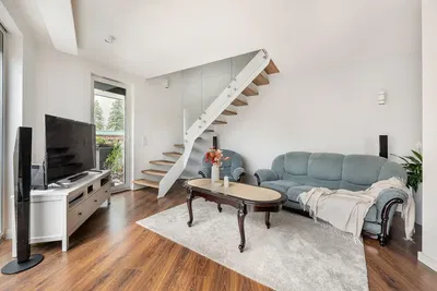 Oturma odası; manzara, ahşap zemin, doğal ışık, modern stil