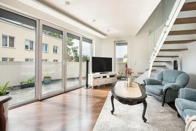Oturma odası; manzara, ahşap zemin, doğal ışık, modern stil