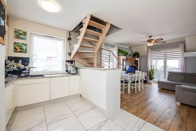 Keuken; tegelvloer, keukenapparatuur, natuurlijk licht