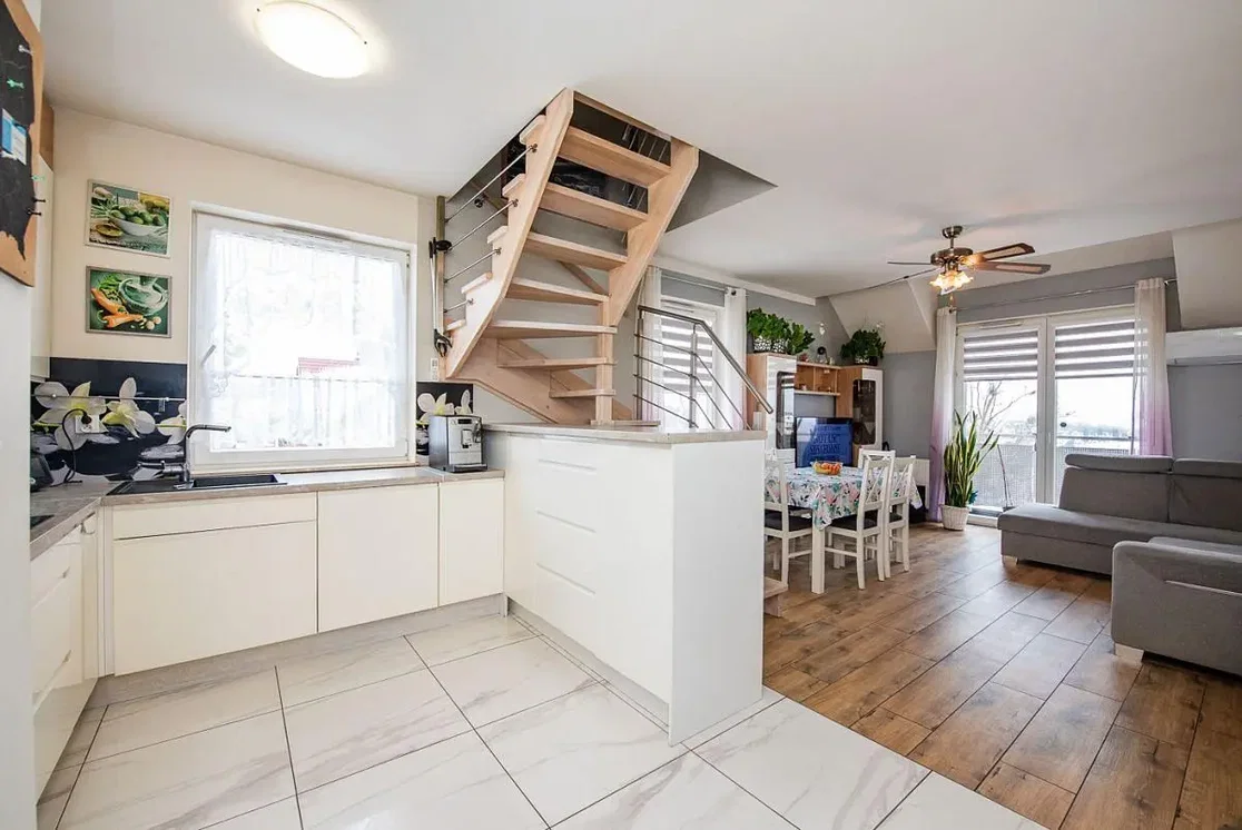 Cuisine; carrelage, électroménager, lumière naturelle