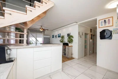 Cuisine; carrelage, lumière naturelle, style moderne