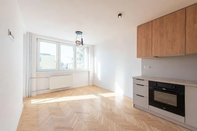 Keuken; keukenapparatuur, houten vloer, natuurlijk licht