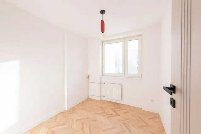 Slaapkamer; houten vloer, natuurlijk licht