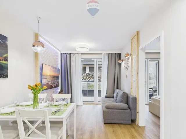 Salon; lumière naturelle, style moderne, parquet