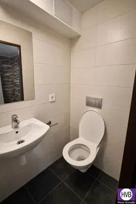 Toilettes; carrelage, nécessite rénovation