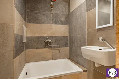 Banyo; fayans zemin, tadilatlı, doğal ışık, modern stil