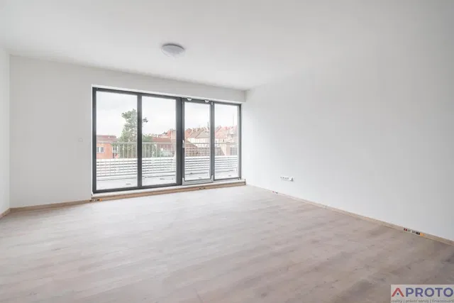Soggiorno; vista, luce naturale, pavimento in legno, ristrutturato