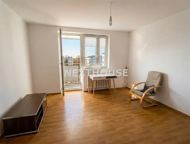 Salon; vue, parquet, lumière naturelle