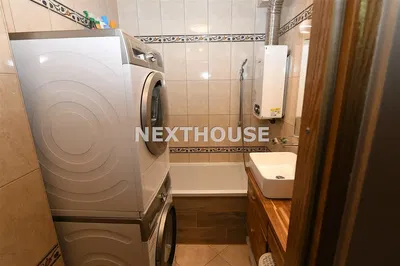 Toilettes; carrelage, chauffe-eau