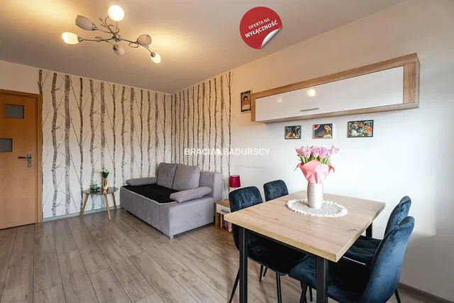 Soggiorno; stile moderno, pavimento in legno, luce naturale