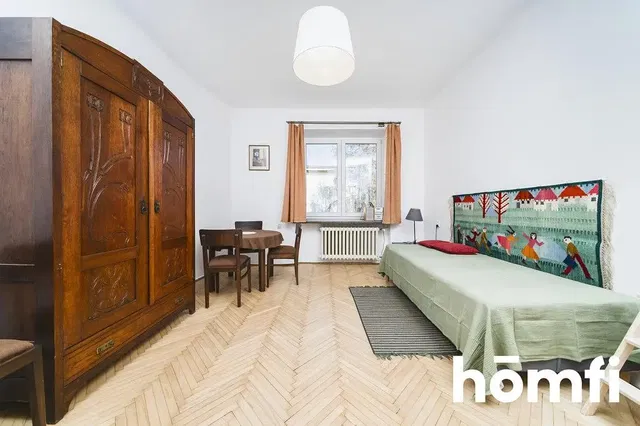 Slaapkamer; houten vloer, natuurlijk licht, rustieke stijl