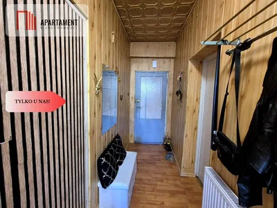 Šatna; dřevěná podlaha, dřevěné trámy