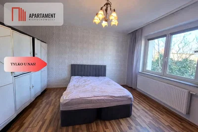 Ložnice; dřevěná podlaha, přirozené světlo, moderní styl