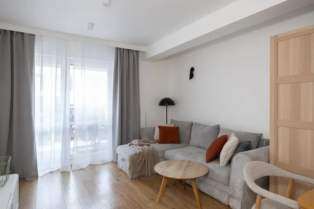 Soggiorno; luce naturale, pavimento in legno, stile moderno