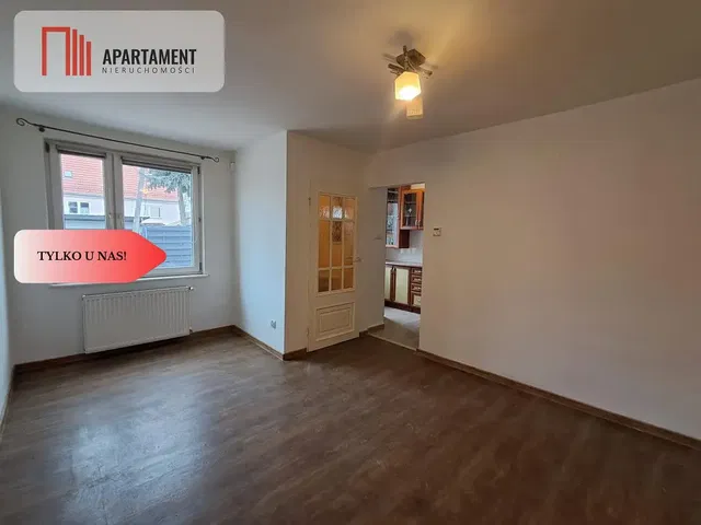 Soggiorno; luce naturale, pavimento in legno