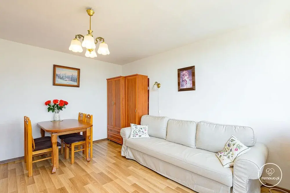 Oturma odası; ahşap zemin, doğal ışık, modern stil