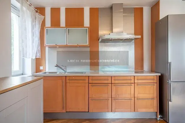 Cucina; elettrodomestici, luce naturale, stile moderno