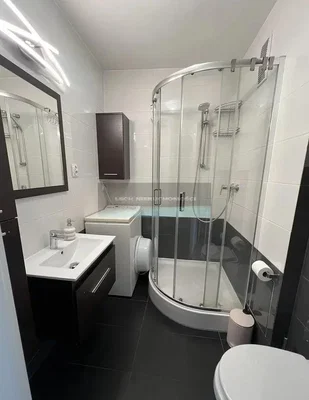 Banyo; fayans zemin, doğal ışık, tadilatlı