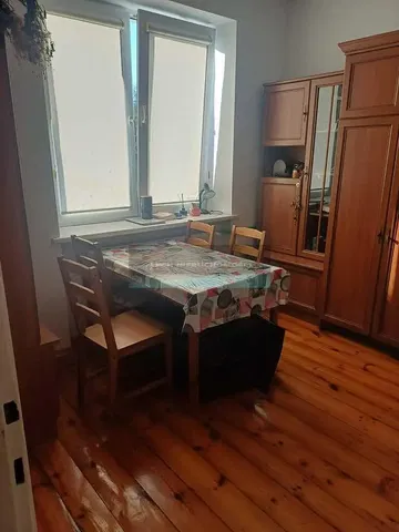 Cucina; pavimento in legno, luce naturale